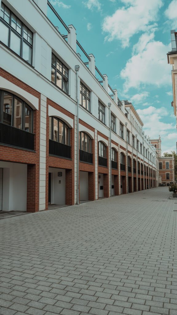 Stadthauszeile mit Rundbögen, Wilhelm-Sammet-Straße 47–85 in Leipzig-Gohlis