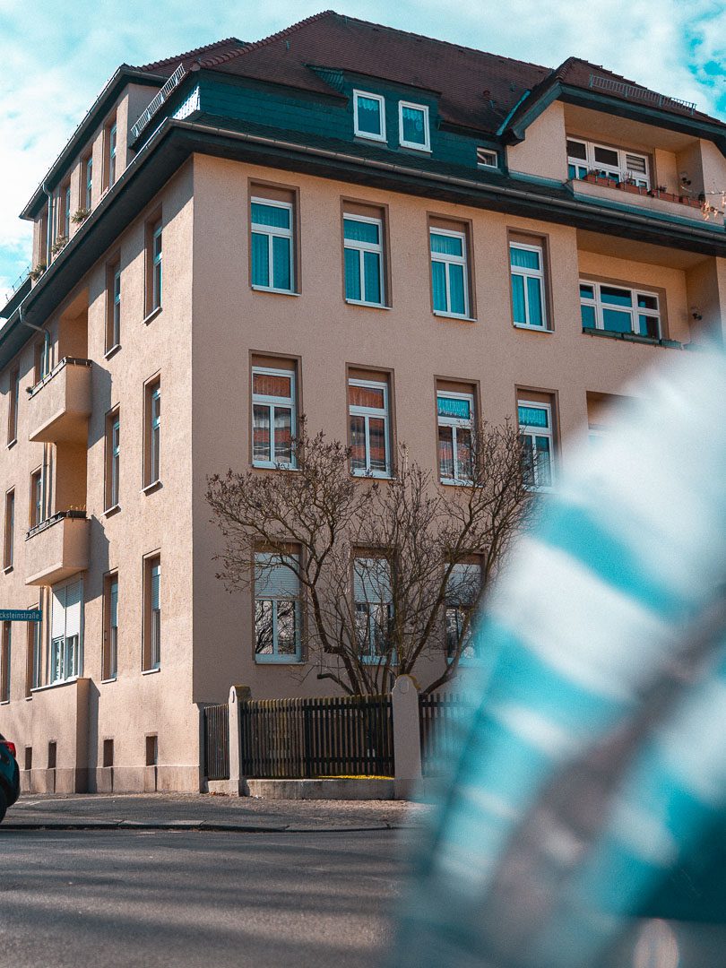 Mehrfamilienhaus mit Erkern und Balkonen an einer Straßenecke
