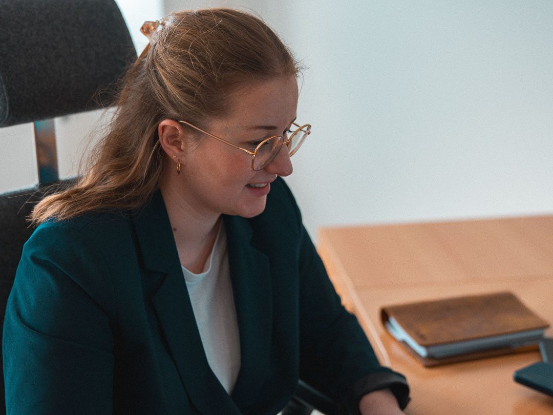 Mitarbeiterin bei der Beratung am Schreibtisch im Büro