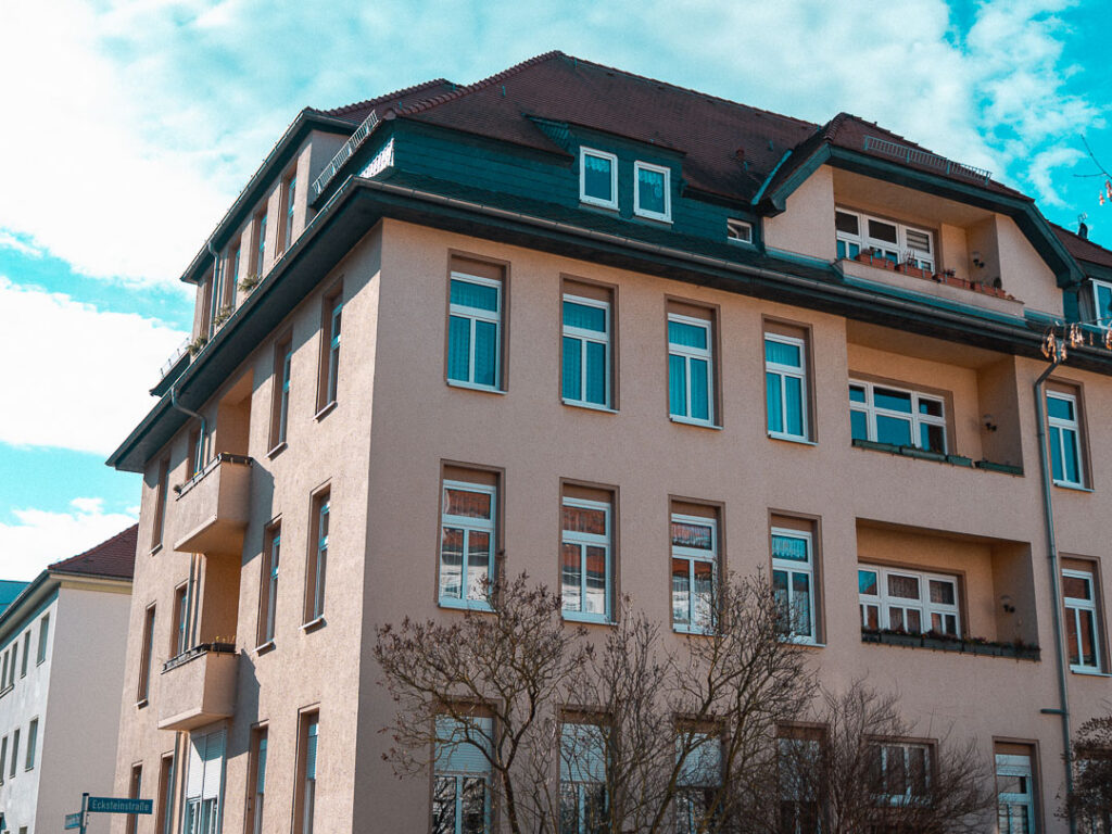 Altbau mit Balkonen, Ecksteinstraße 56 in Leipzig-Connewitz