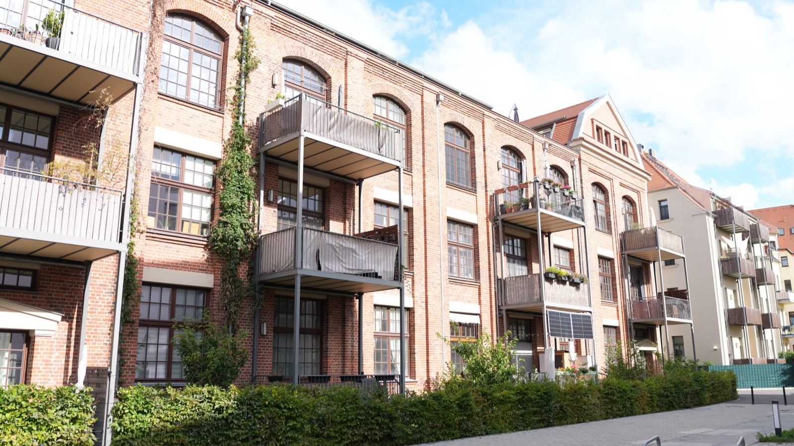 Klinkerbau mit Stahlbalkonen, Wilhelm-Sammet-Straße 15 in Leipzig-Gohlis