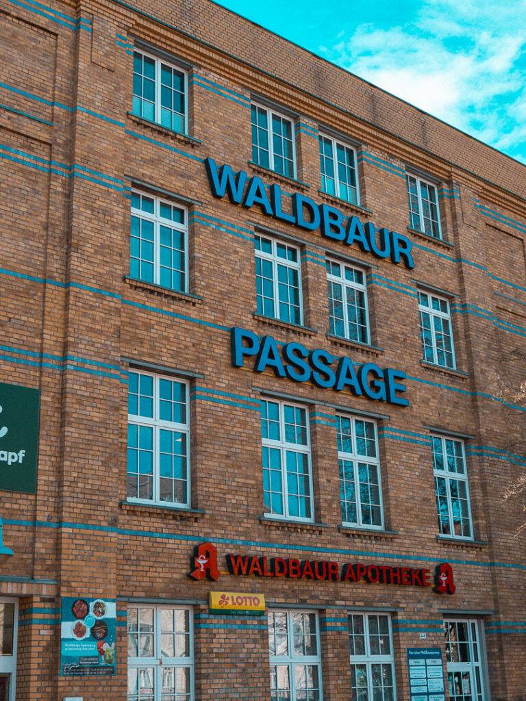 Klinkerbau mit Ladenzeile, Waldbaurstraße 4–6 in Leipzig-Schönefeld