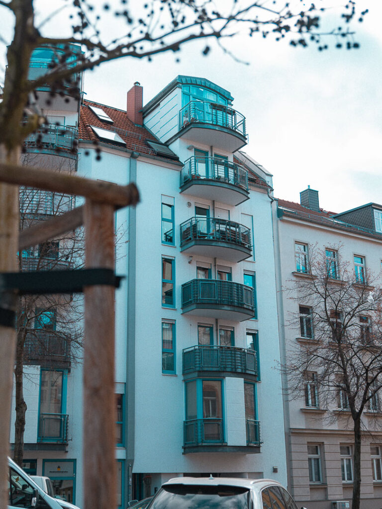 Neubau mit rundem Gebäudekopf, Michael-Kazmierczak-Straße 34–36 in Leipzig-Gohlis